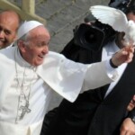 Papa Francisco se le posó una Paloma Blanca, InfoMistico.com